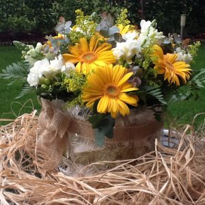 Sombrerera con flores o plantas