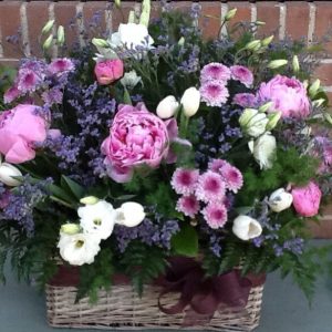 Caja madera o cesta con flores